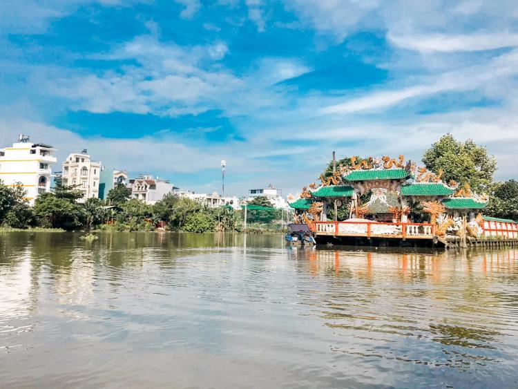 Ngôi miếu 300 năm “lênh đênh“ giữa sông Sài Gòn, khách xếp hàng chờ đò đi tìm lịch sử “kì bí“
