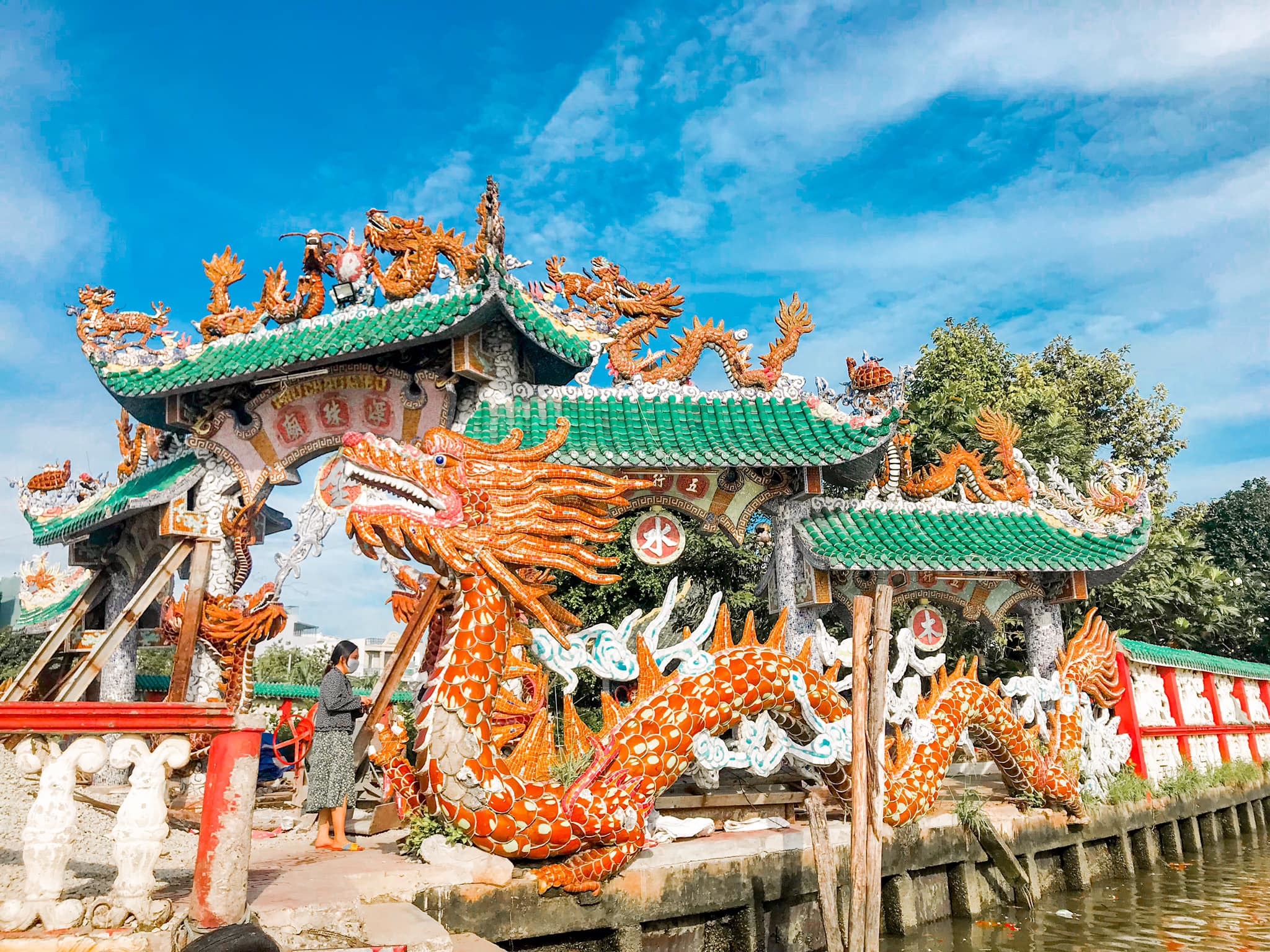Ngôi miếu 300 năm "lênh đênh" giữa sông Sài Gòn, khách xếp hàng chờ đò đi tìm lịch sử "kì bí" - 4