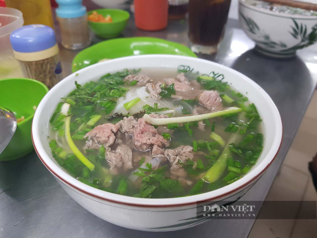 Mở cửa sau mùa dịch, quán phở “ruột” của ĐTQG Việt Nam hút khách sành ăn - 1