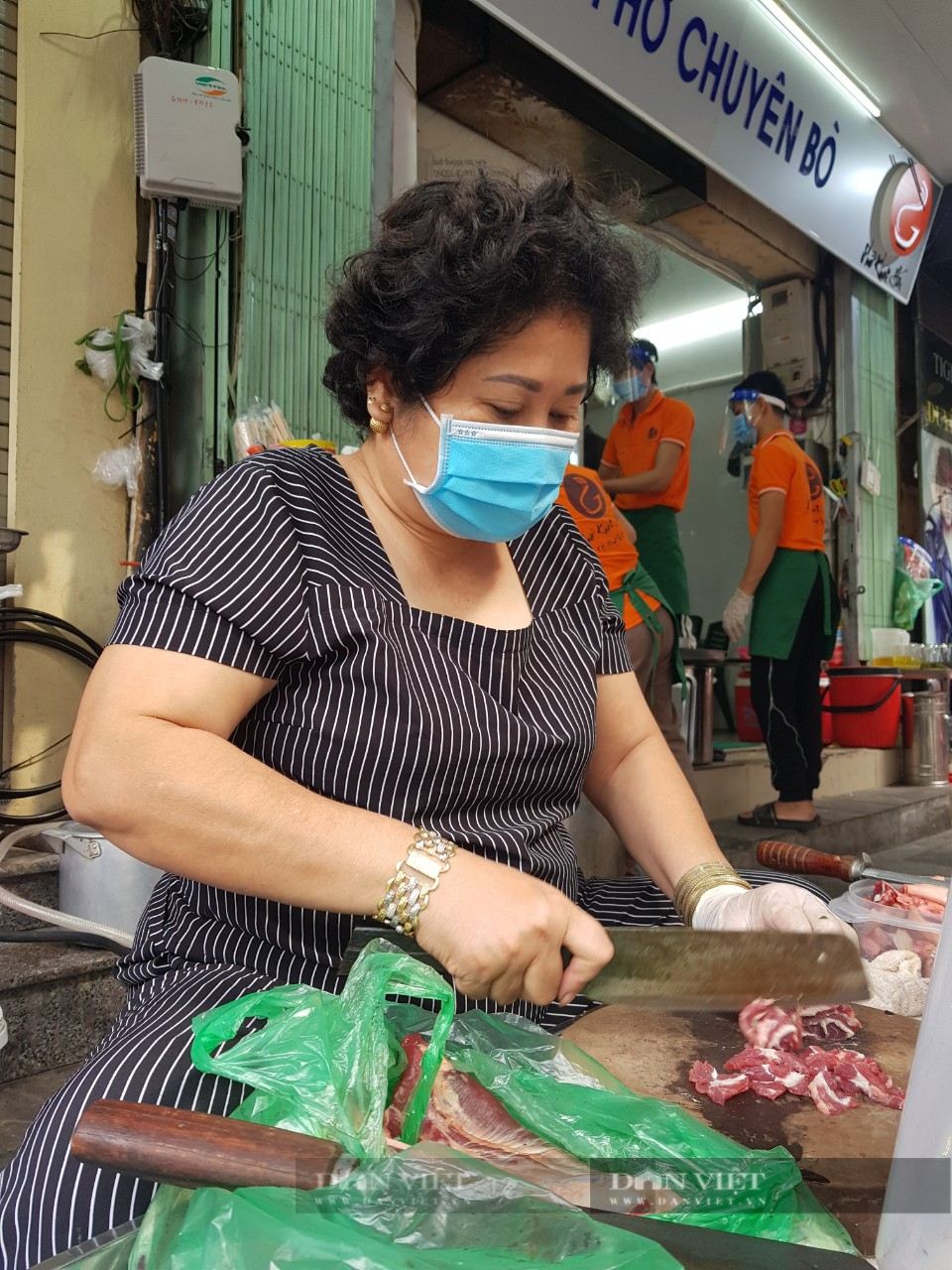 Mở cửa sau mùa dịch, quán phở “ruột” của ĐTQG Việt Nam hút khách sành ăn - 2
