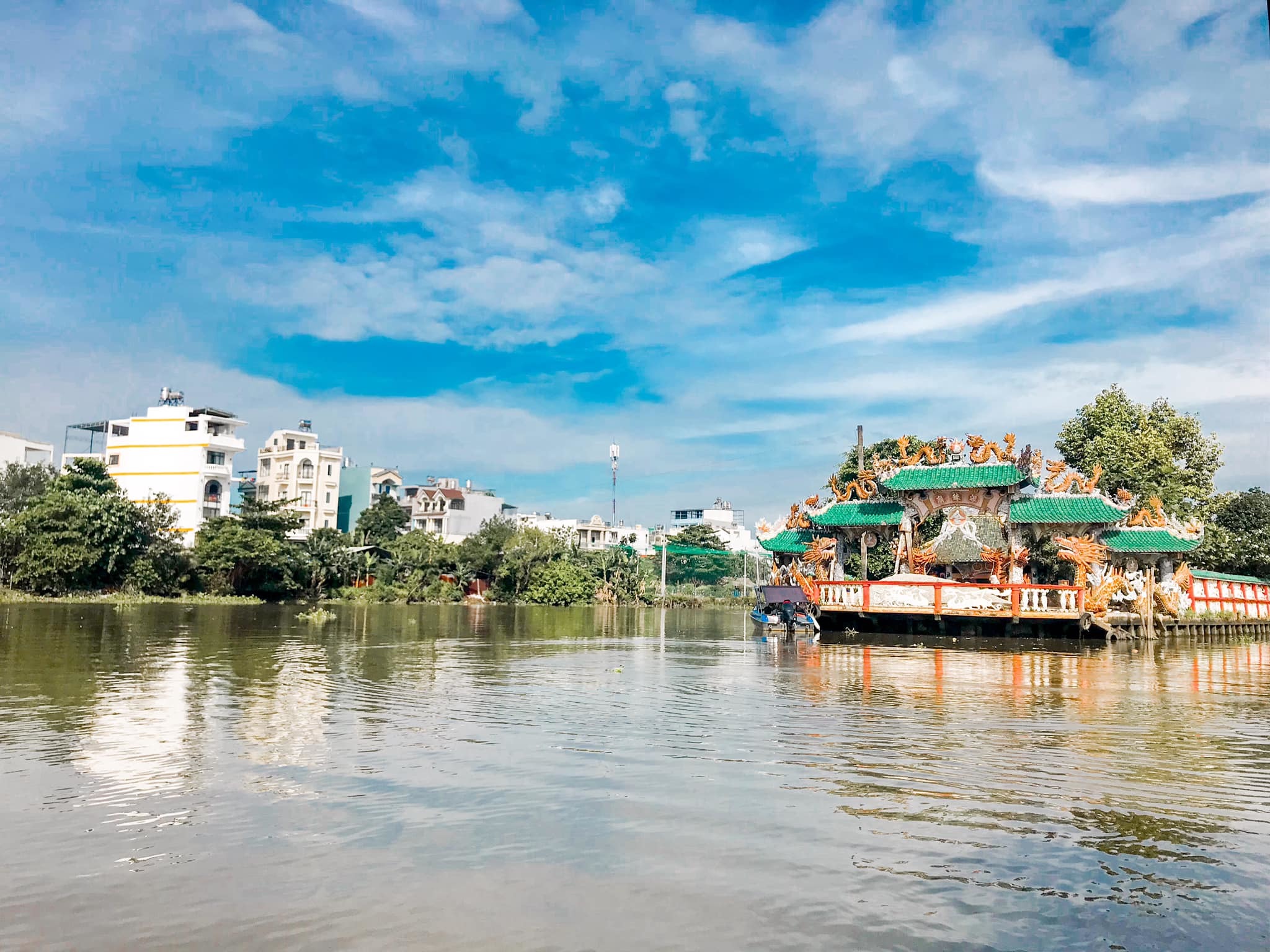 Ngôi miếu 300 năm "lênh đênh" giữa sông Sài Gòn, khách xếp hàng chờ đò đi tìm lịch sử "kì bí" - 1