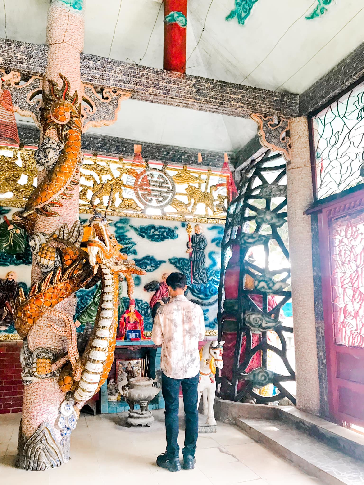 Ngôi miếu 300 năm "lênh đênh" giữa sông Sài Gòn, khách xếp hàng chờ đò đi tìm lịch sử "kì bí" - 3