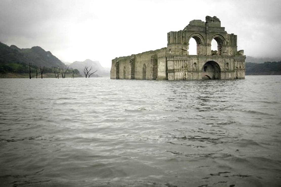 Kỳ lạ nhà thờ 400 năm bất ngờ lộ thiên từ dưới hồ nước sau trận hạn hán - 2