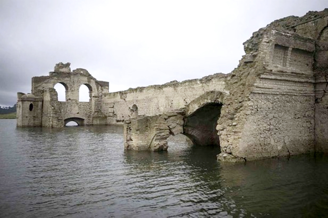 Kỳ lạ nhà thờ 400 năm bất ngờ lộ thiên từ dưới hồ nước sau trận hạn hán - 4