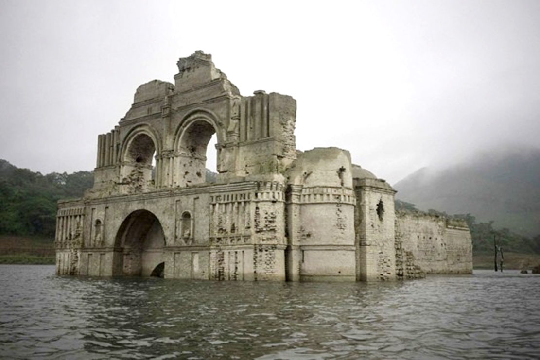 Kỳ lạ nhà thờ 400 năm bất ngờ lộ thiên từ dưới hồ nước sau trận hạn hán - 5