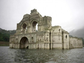 Kỳ lạ nhà thờ 400 năm bất ngờ lộ thiên từ dưới hồ nước sau trận hạn hán