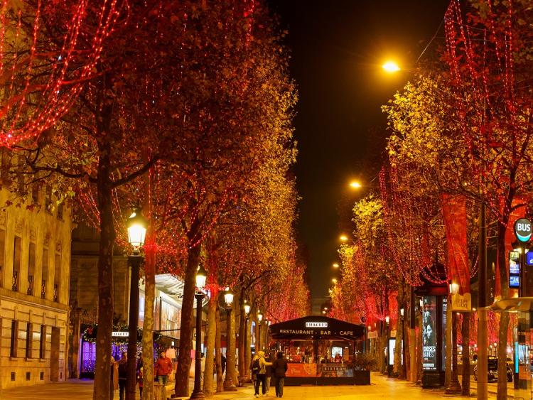 Giáng sinh tại Paris lộng lẫy như một câu chuyện cổ tích