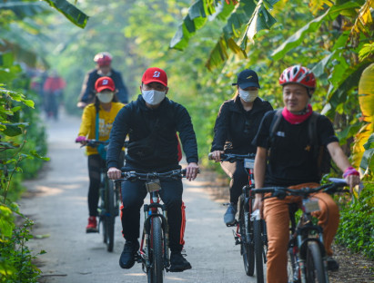 Chuyện hay - Du khách chi tiền triệu đạp xe ngắm vườn chuối, ruộng rau giữa Hà Nội