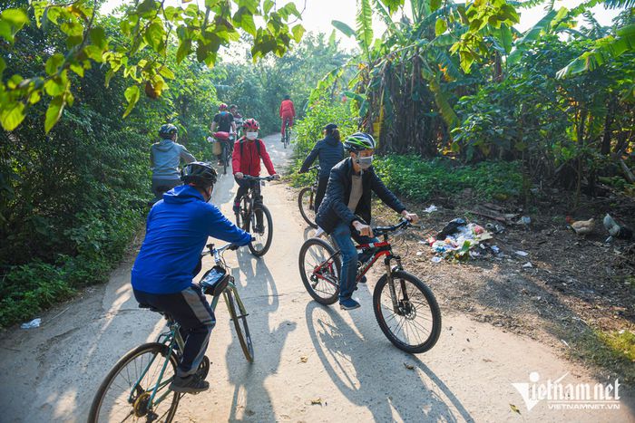 Du khách chi tiền triệu đạp xe ngắm vườn chuối, ruộng rau giữa Hà Nội - 6