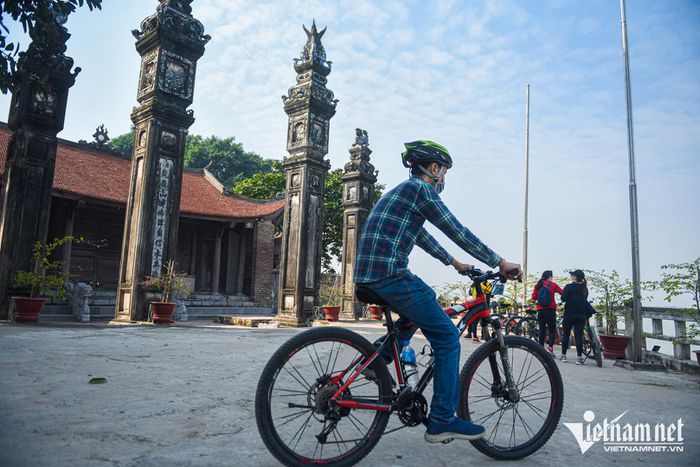 Du khách chi tiền triệu đạp xe ngắm vườn chuối, ruộng rau giữa Hà Nội - 10