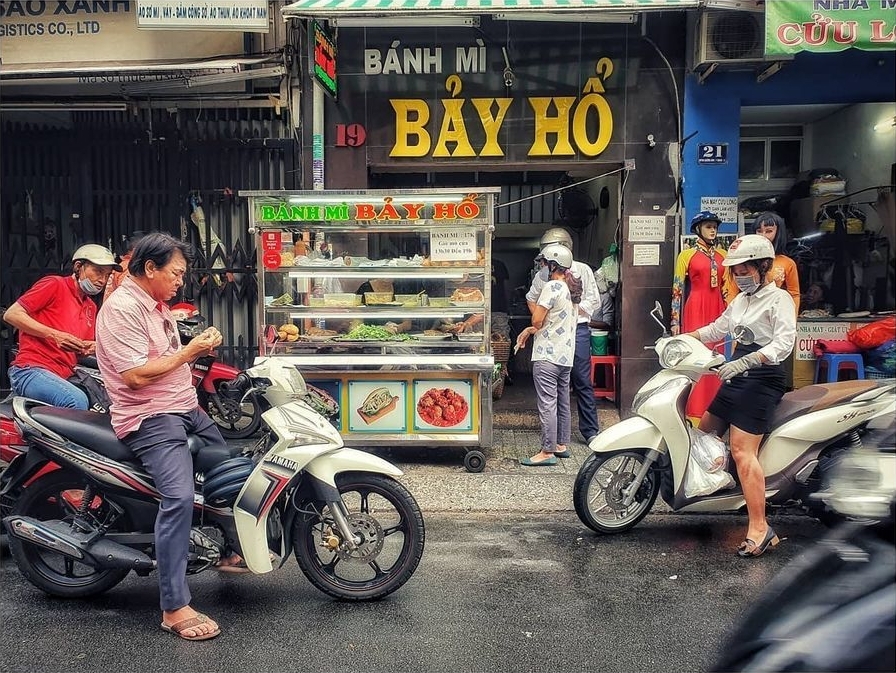 Bánh mì Sài Gòn "gây bão": Khách xếp hàng dọc phố, ồ ạt ship máy bay ra Hà Nội - 5