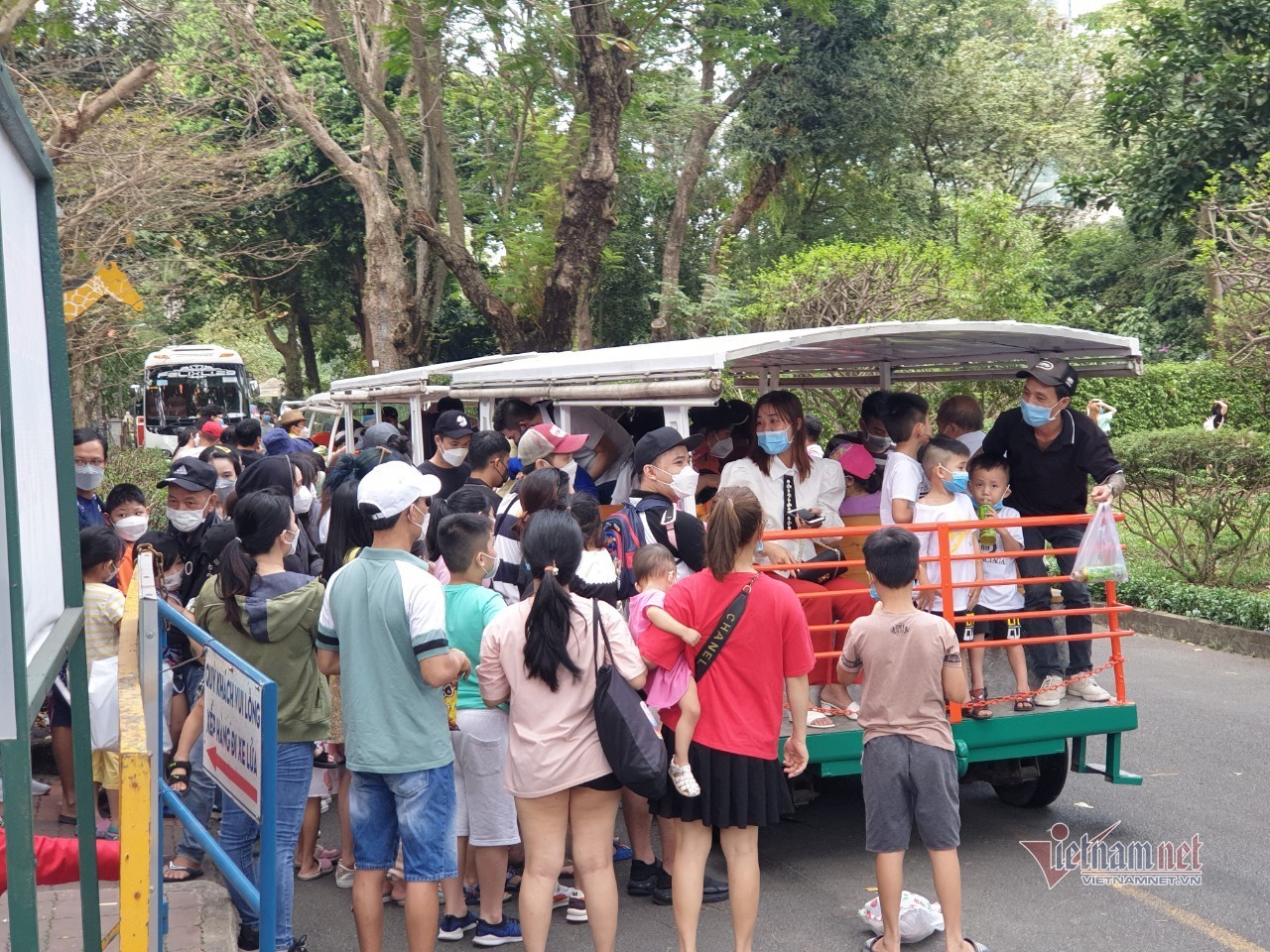 Thảo Cầm Viên Sài Gòn bất ngờ đón hàng nghìn khách vui chơi ngày cuối tuần - 12