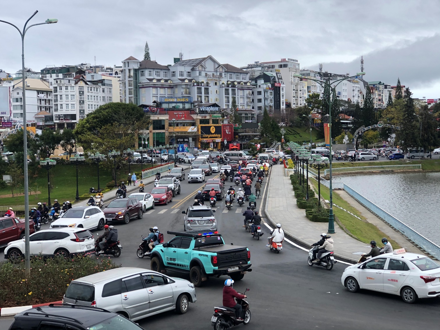 Du khách đổ về đông "giật mình", phố Đà Lạt nghẽn xe không kém Hà Nội, Sài Gòn - 1
