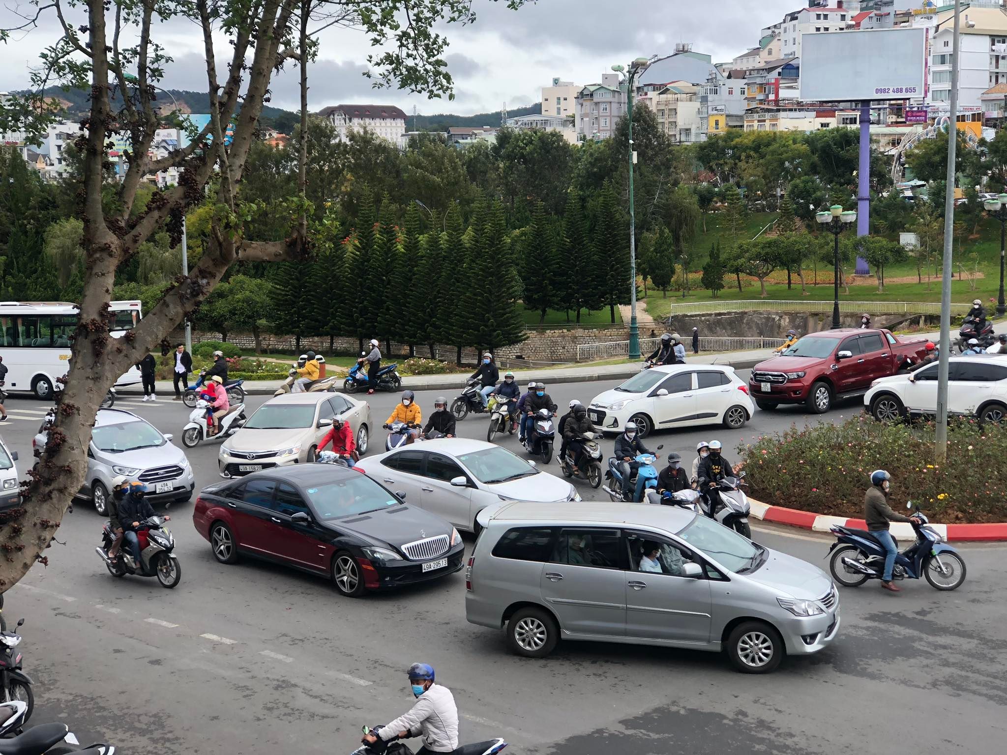 Du khách đổ về đông "giật mình", phố Đà Lạt nghẽn xe không kém Hà Nội, Sài Gòn - 2