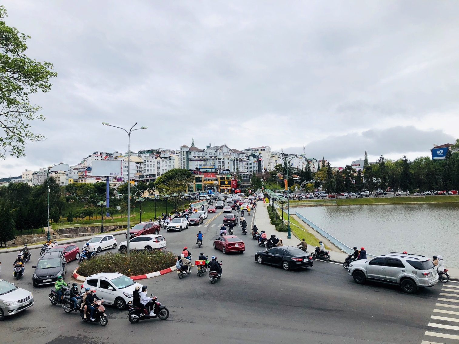 Du khách đổ về đông "giật mình", phố Đà Lạt nghẽn xe không kém Hà Nội, Sài Gòn - 3