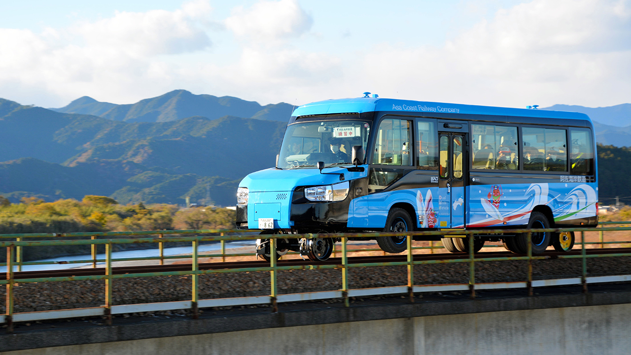 Xe buýt Nhật biến thành tàu hỏa chạy băng băng trên đường ray 'trong chớp mắt' - 1