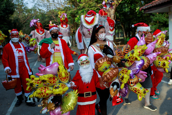 Voi làm ông già Noel, phát quà Giáng sinh cho trẻ em ở Thái Lan - 2