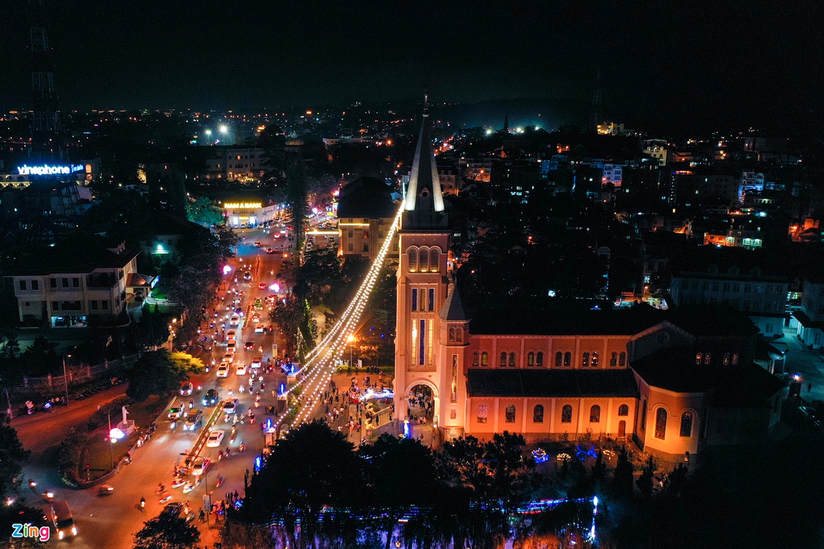Hàng nghìn du khách đổ về Nhà thờ chính tòa Đà Lạt đón Giáng sinh - 1