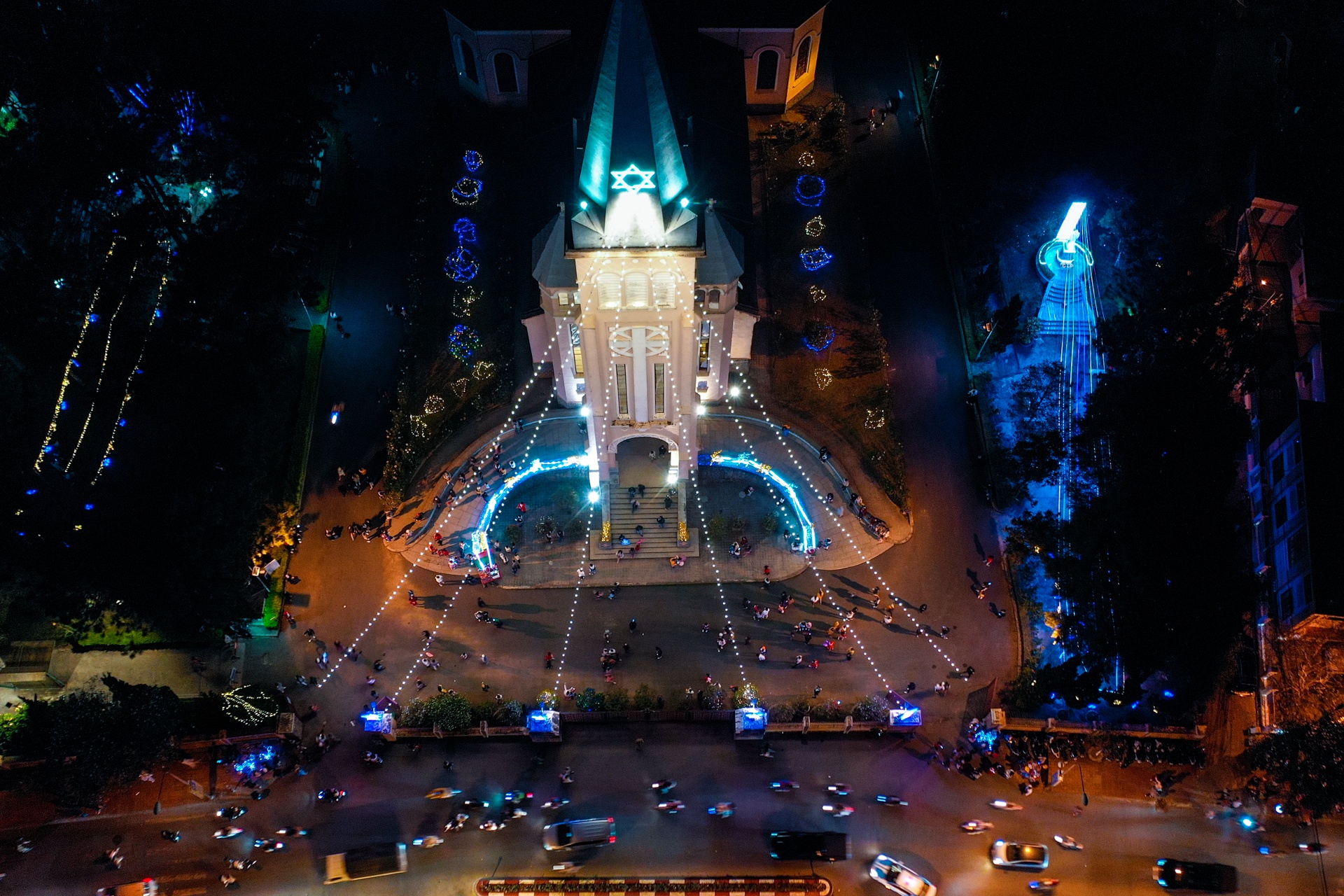 Hàng nghìn du khách đổ về Nhà thờ chính tòa Đà Lạt đón Giáng sinh - 7