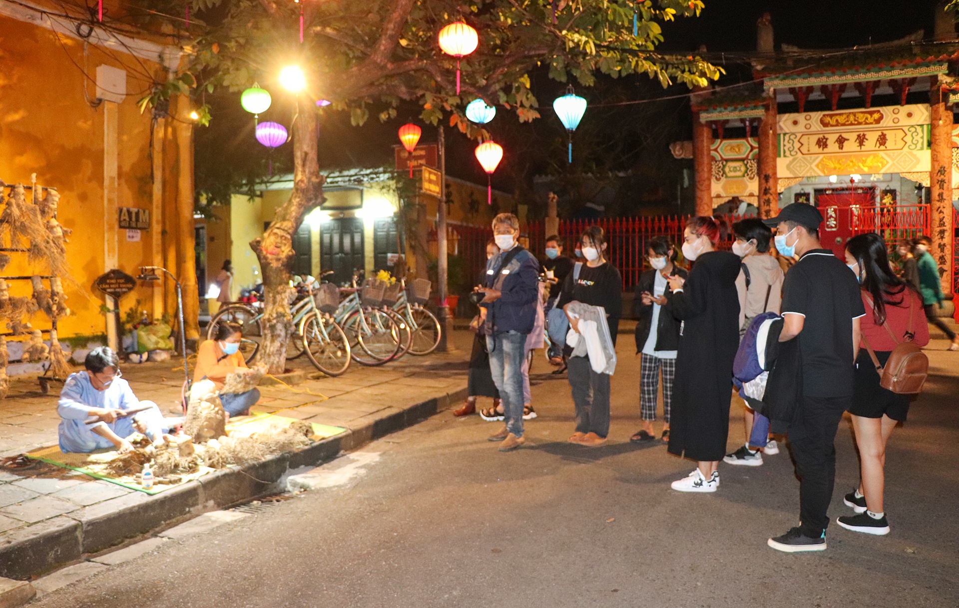 Hàng nghìn du khách tham quan phố cổ Hội An đêm Giáng sinh - 6