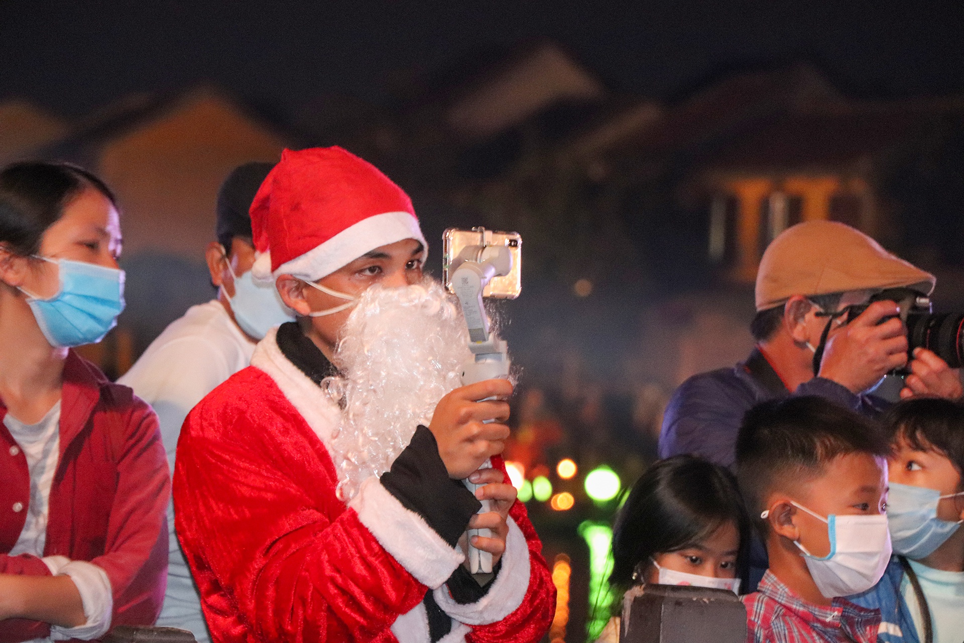 Hàng nghìn du khách tham quan phố cổ Hội An đêm Giáng sinh - 9