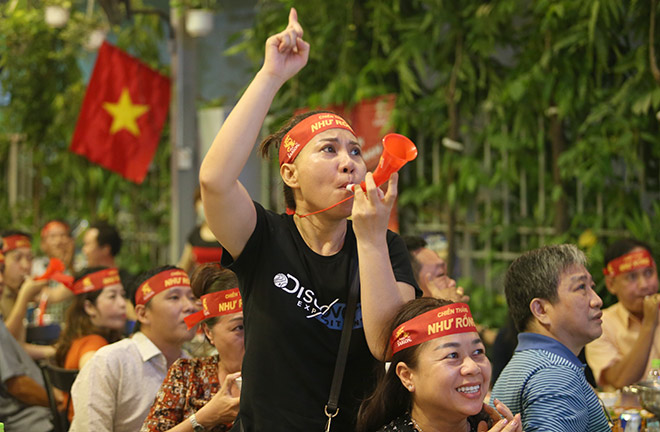 Người đẹp rưng rưng, fan buồn bã nhìn ĐT Việt Nam thua Thái Lan rời AFF Cup - 1