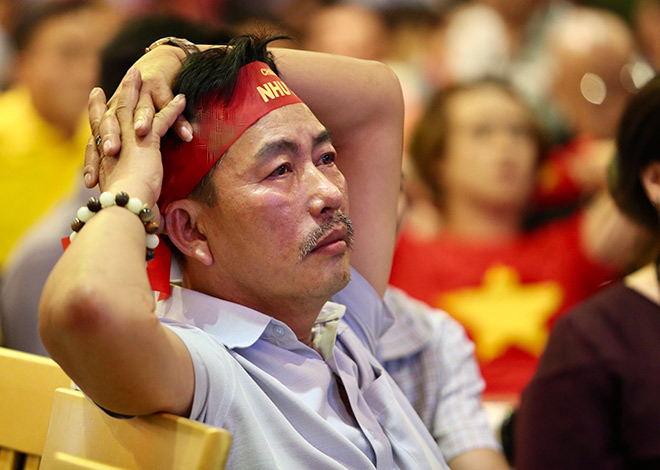 Người đẹp rưng rưng, fan buồn bã nhìn ĐT Việt Nam thua Thái Lan rời AFF Cup - 9