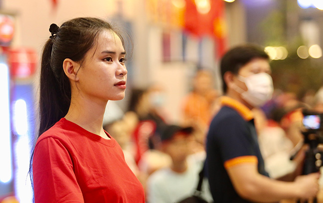 Người đẹp rưng rưng, fan buồn bã nhìn ĐT Việt Nam thua Thái Lan rời AFF Cup - 10