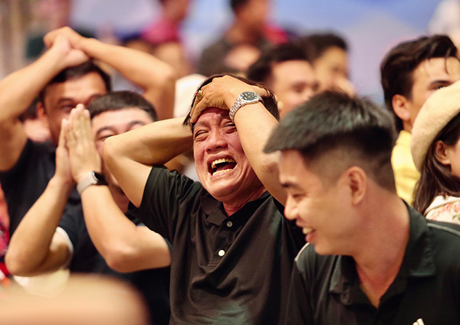 Người đẹp rưng rưng, fan buồn bã nhìn ĐT Việt Nam thua Thái Lan rời AFF Cup - 5