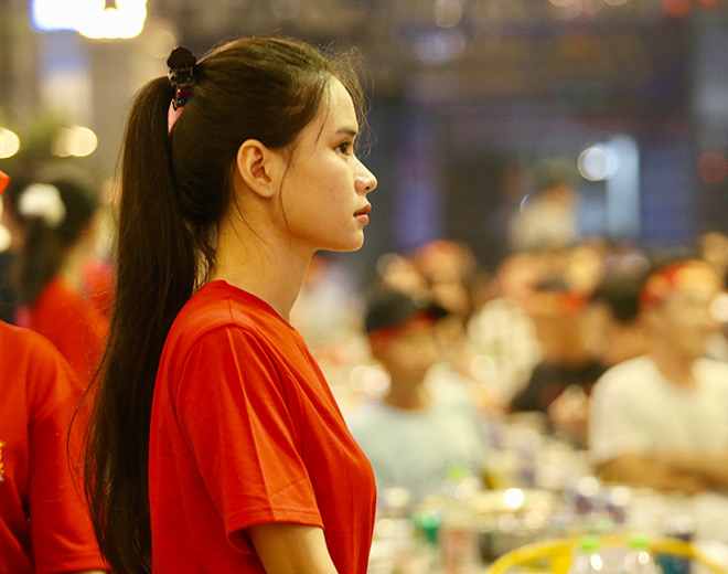 Người đẹp rưng rưng, fan buồn bã nhìn ĐT Việt Nam thua Thái Lan rời AFF Cup - 7
