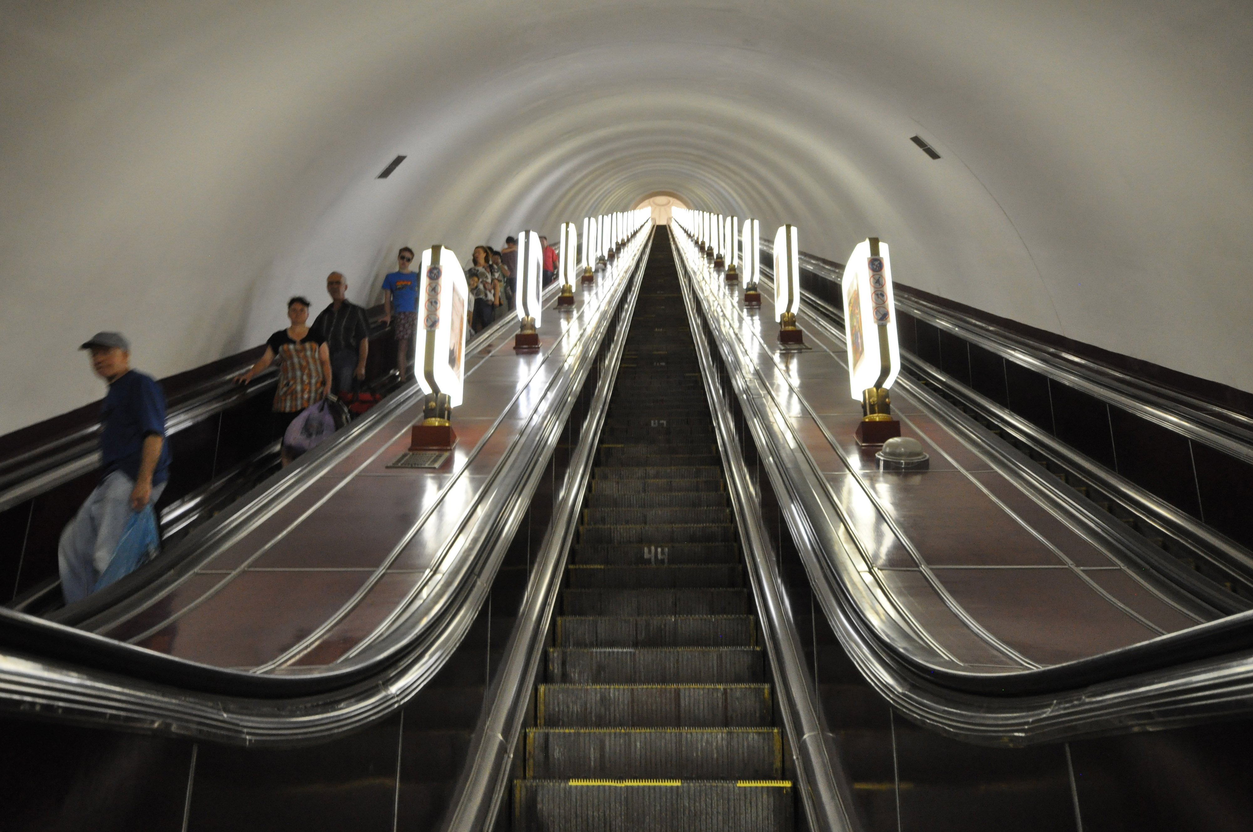 9 điểm thú vị về những chuyến tàu điện ngầm trên thế giới - 2