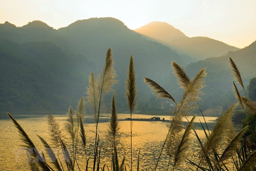 Vẻ đẹp hùng vĩ và thơ mộng của hồ Hòa Bình - 10