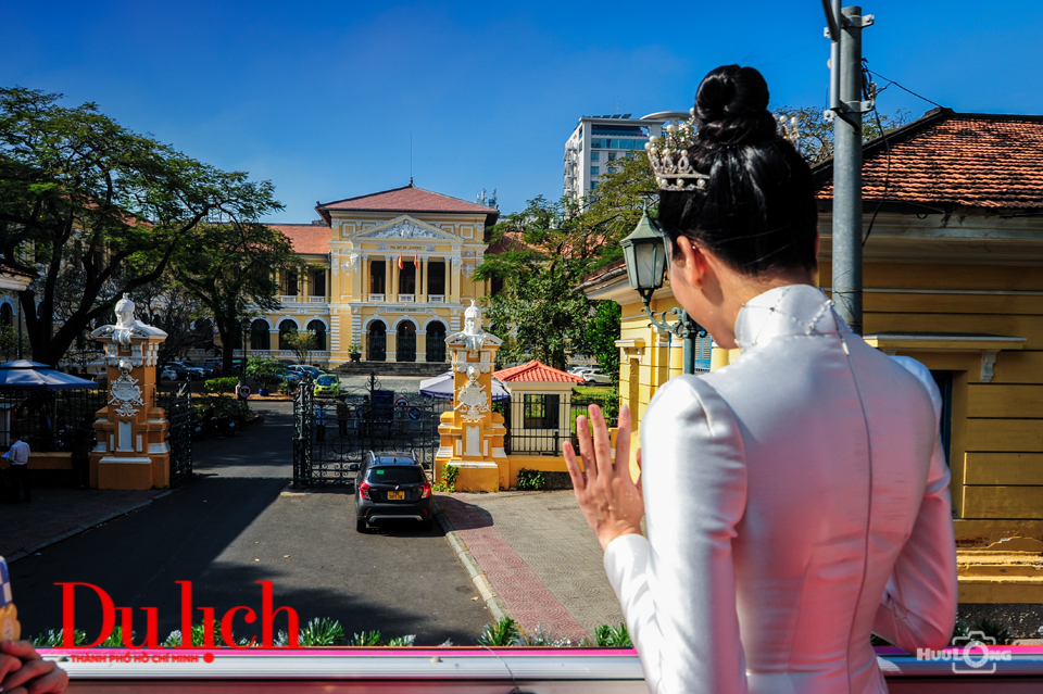 Cùng người đẹp Phương Anh khám phá Sài Gòn trên bus mui trần 2 tầng - 13