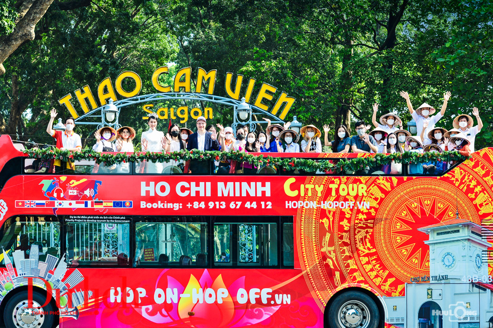 Cùng người đẹp Phương Anh khám phá Sài Gòn trên bus mui trần 2 tầng - 7
