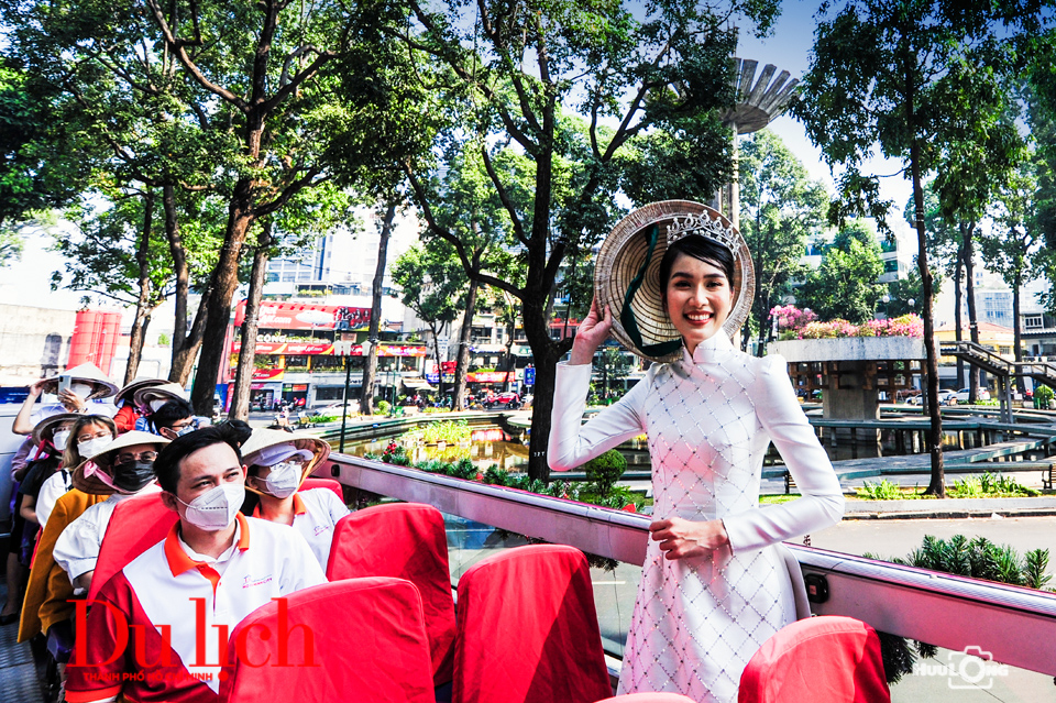 Cùng người đẹp Phương Anh khám phá Sài Gòn trên bus mui trần 2 tầng - 9