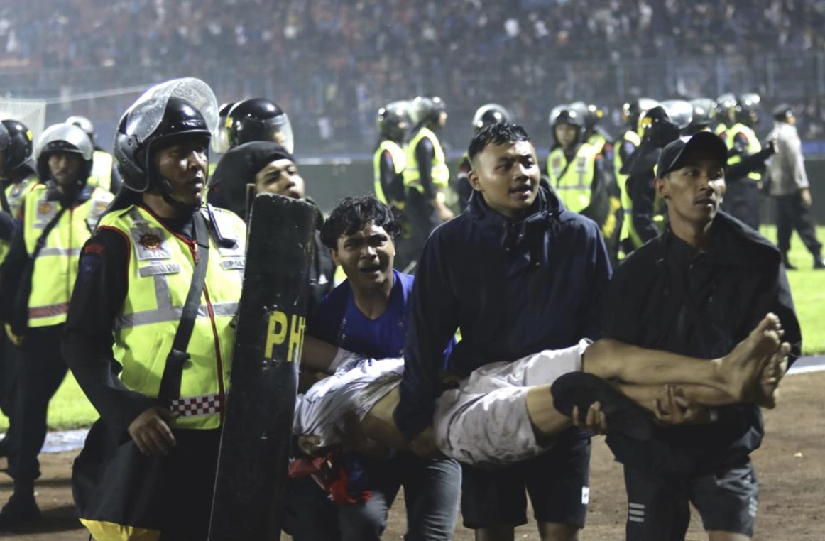129 người chết trong bạo loạn tại trận đấu bóng đá ở Indonesia - 1