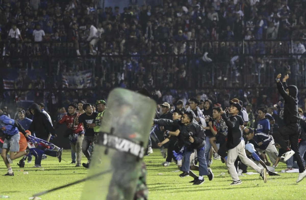 129 người chết trong bạo loạn tại trận đấu bóng đá ở Indonesia - 2