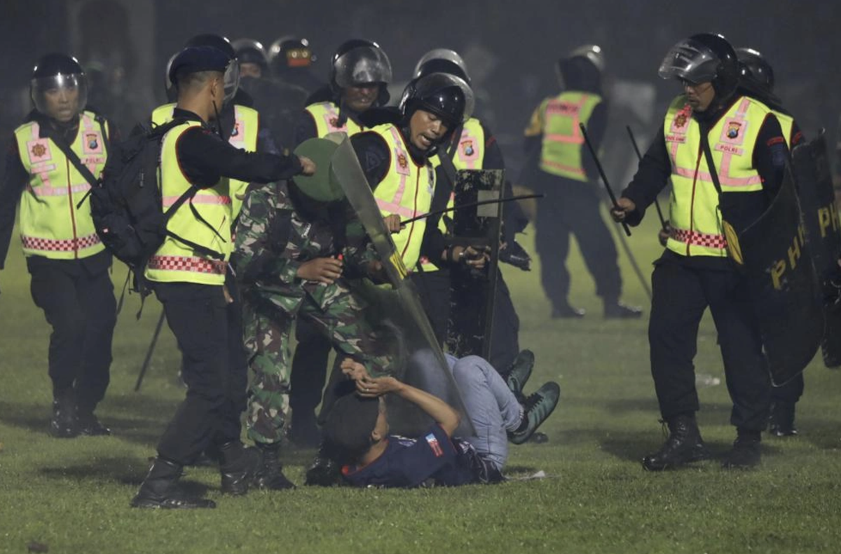 129 người chết trong bạo loạn tại trận đấu bóng đá ở Indonesia - 3