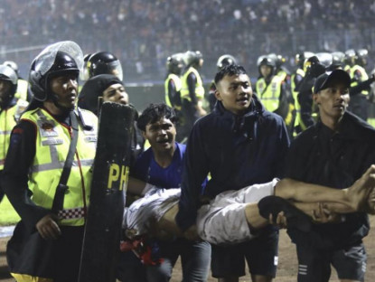 Giải trí - 129 người chết trong bạo loạn tại trận đấu bóng đá ở Indonesia