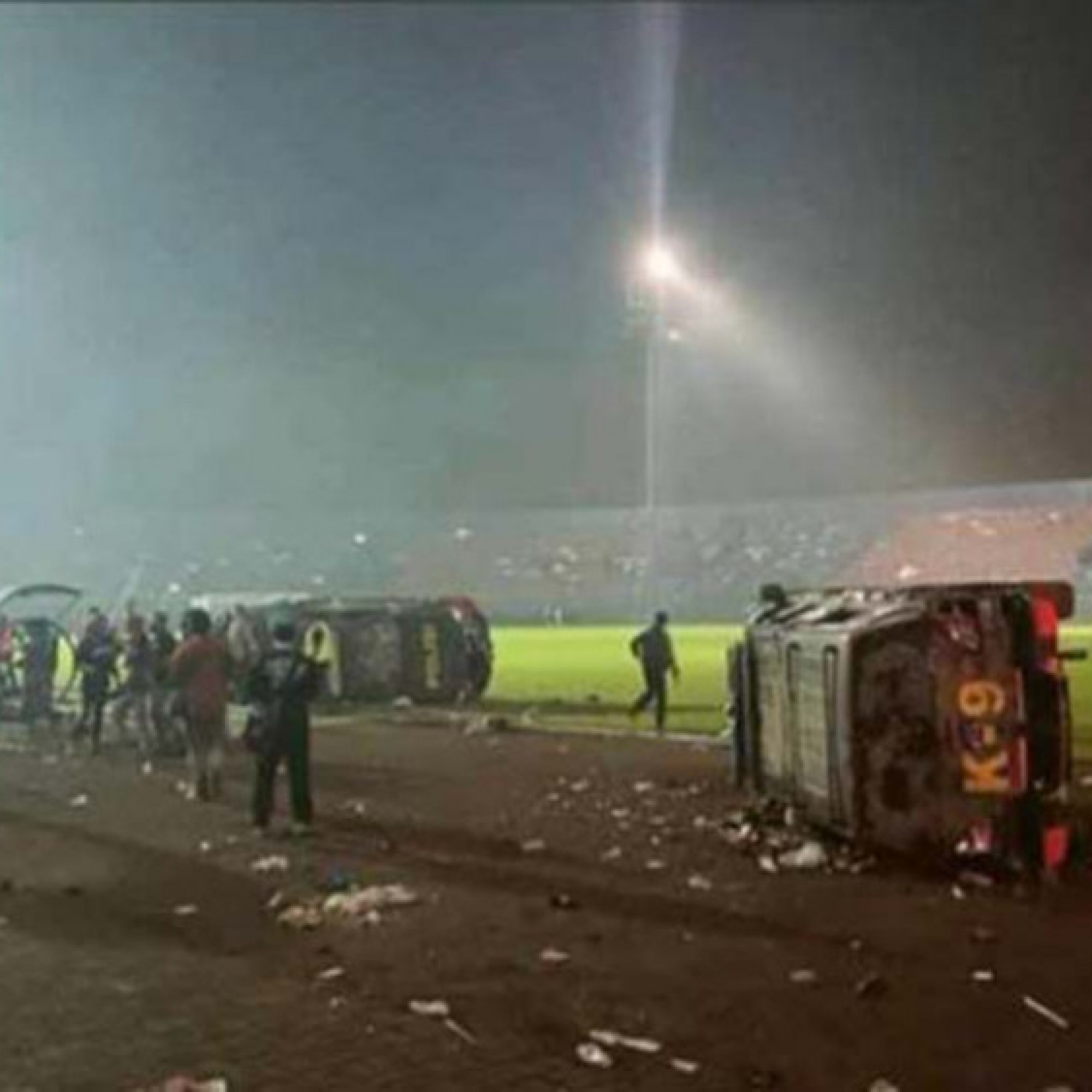  - Thảm kịch bóng đá Indonesia hơn 120 người chết: Châm ngòi nổ từ sử dụng hơi cay?
