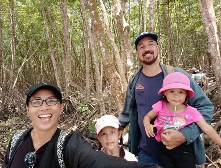 Gia đình vợ Việt - chồng Canada 'không nhà', đưa con đi khắp thế giới