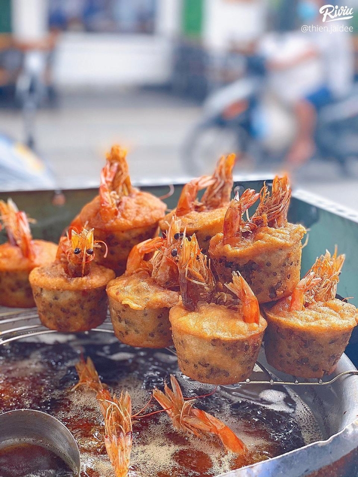 Dạo bến Ninh Kiều, thưởng thức đặc sản bánh cóng - 1