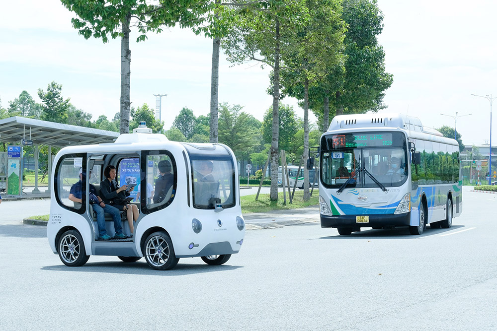 Xe tự hành thông minh của Việt Nam chở du khách dạo phố - 1