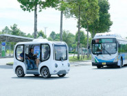 Xe tự hành thông minh của Việt Nam chở du khách dạo phố