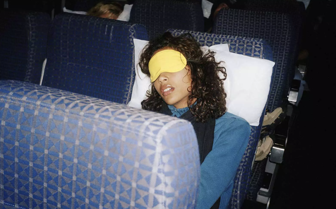 Làm thế nào để có giấc ngủ ngon trên máy bay? - 1