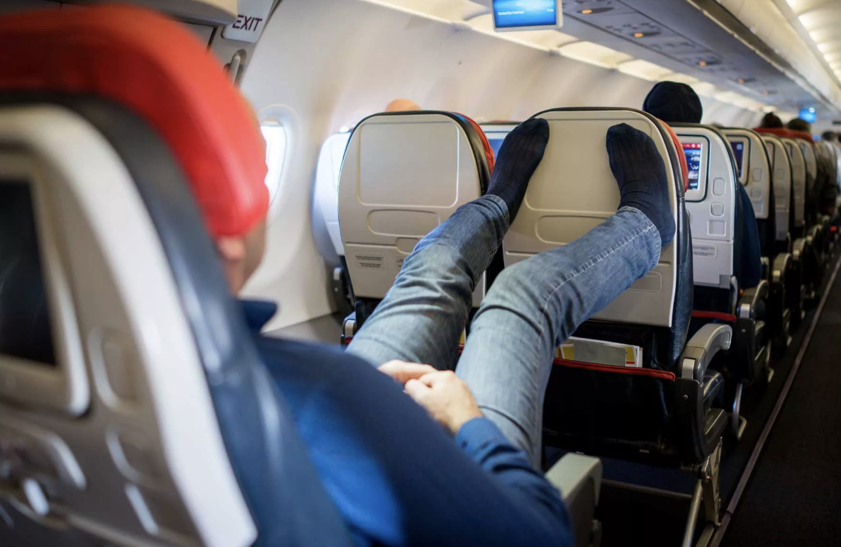 Vì sao bạn không nên cởi giày khi đi máy bay? - 1