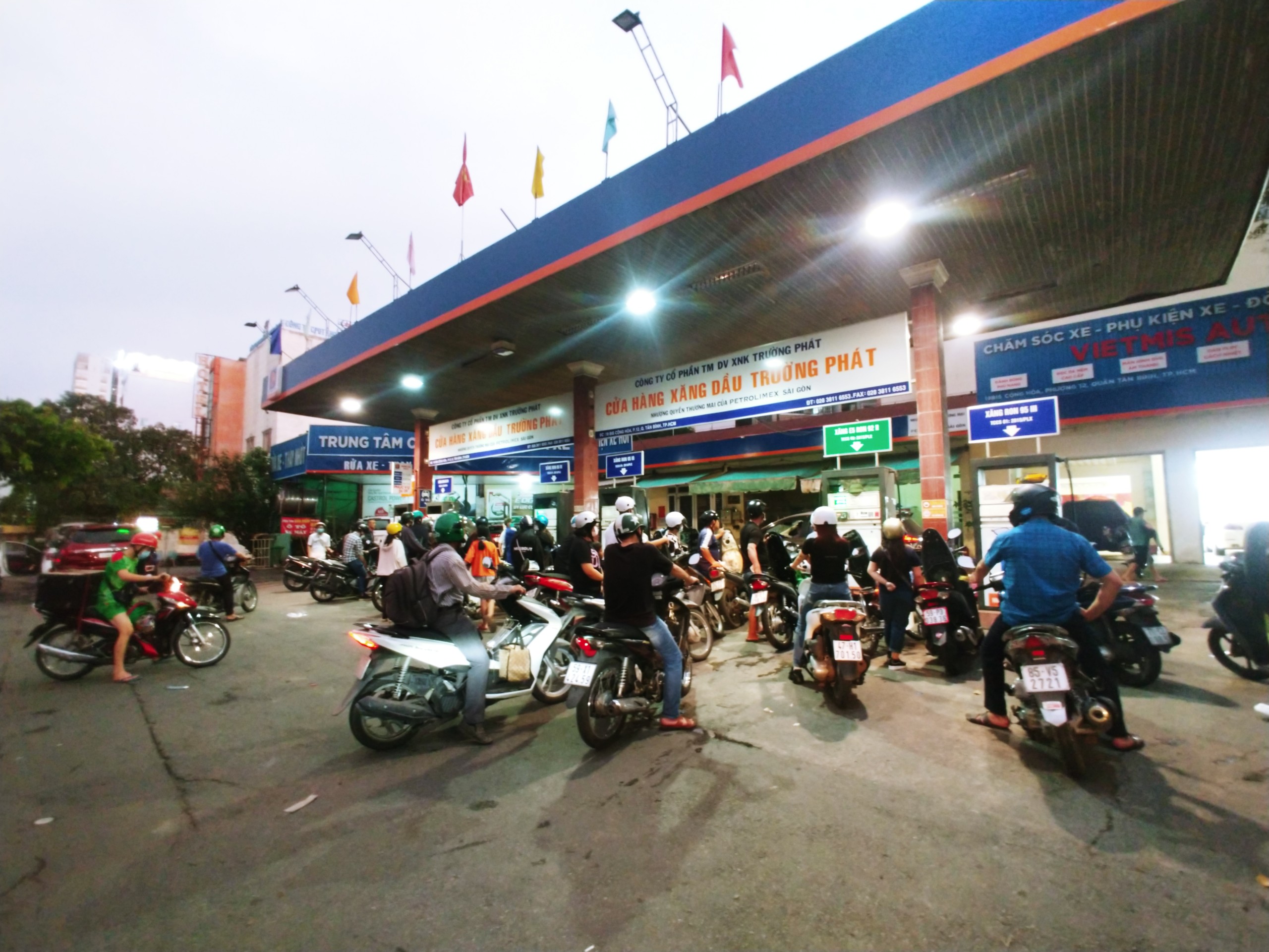 Vất vả tìm chỗ đổ xăng - 1