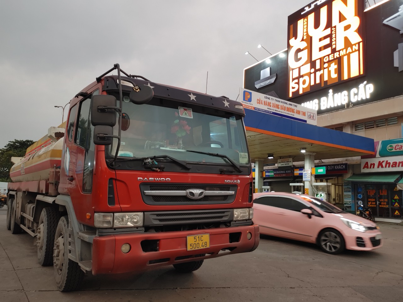 Vất vả tìm chỗ đổ xăng - 2