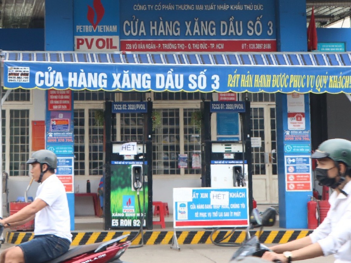 Vất vả tìm chỗ đổ xăng - 3