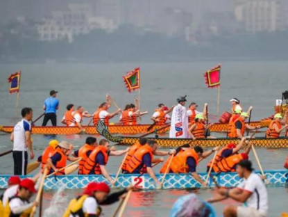 Chuyển động - Hơn 500 vận động viên đội mưa đua thuyền rồng ở Hà Nội